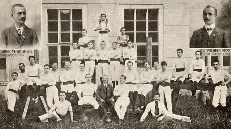 Gruppenfoto des ersten Arbeiter-Turnverein Linz (im Hof der Raimundschule)
Links oben: der erste Obmann Johann Marianka
Rechts oben: Turnlehrer Wilhelm  Sperr