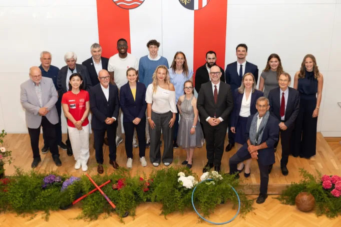Gruppenfoto der Sportehrenzeichen-Verleihung 2026 im Alten Rathaus in Linz