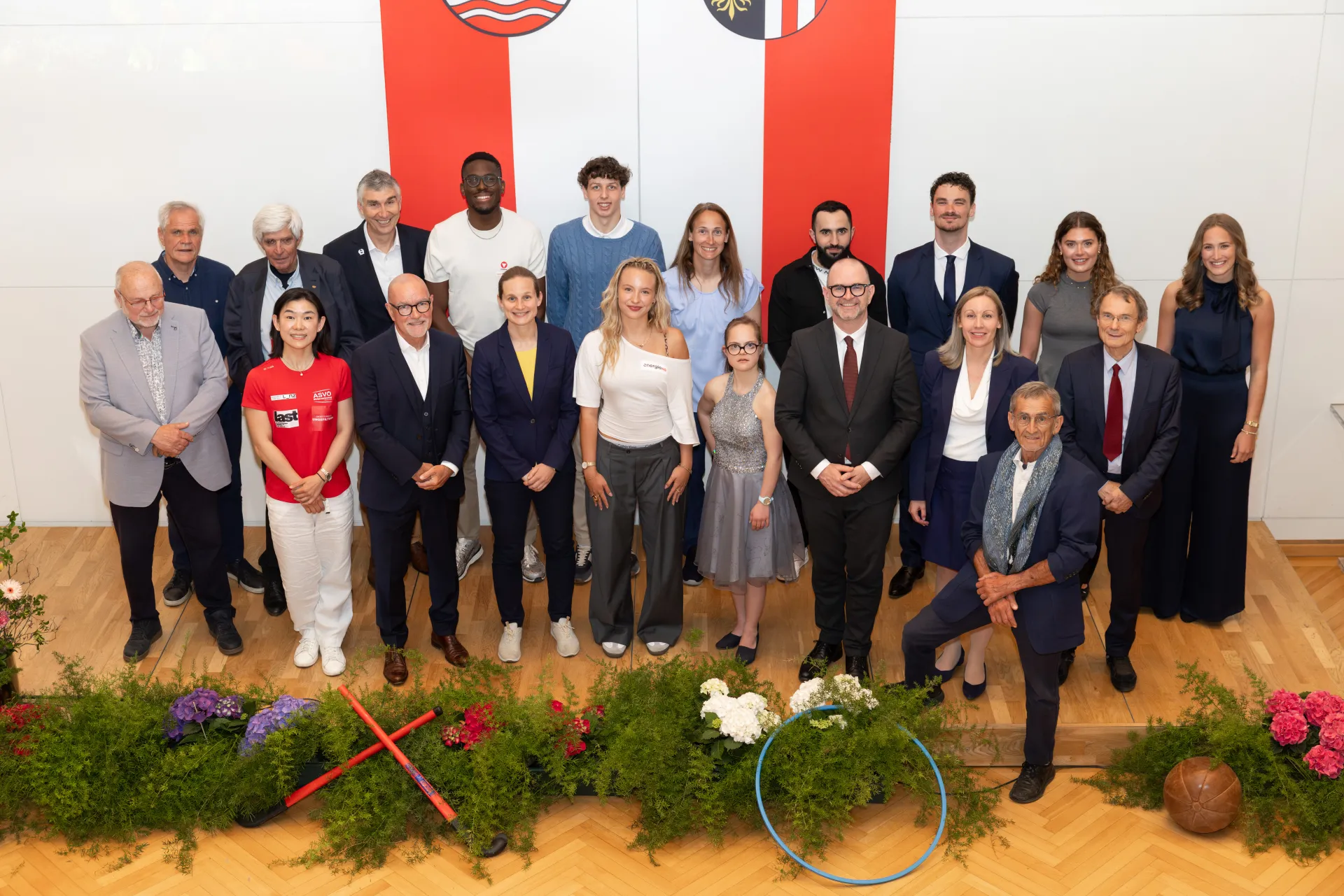 Gruppenfoto der Sportehrenzeichen-Verleihung 2026 im Alten Rathaus in Linz
